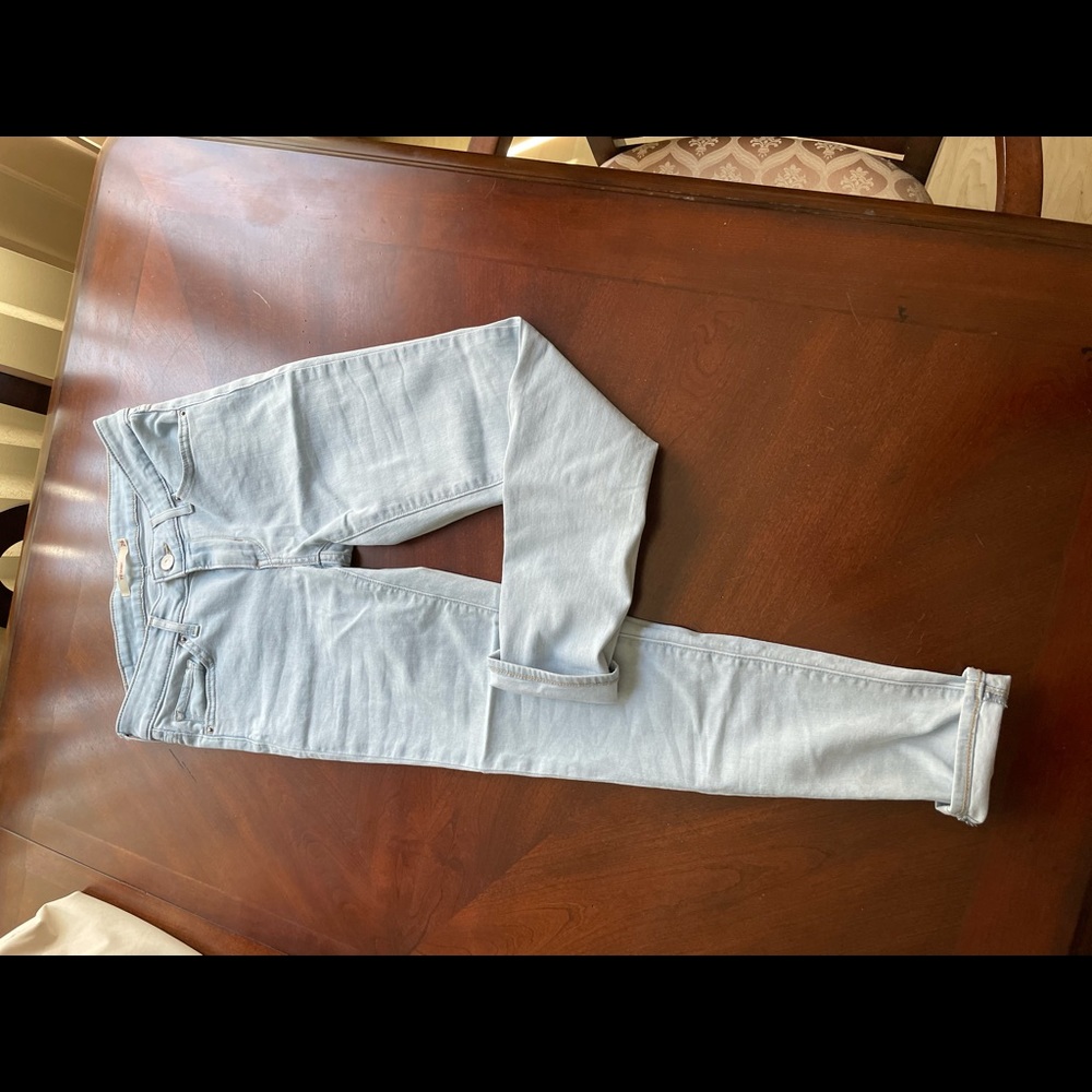 Levi light capri jeans